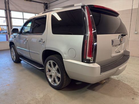 Used 2010 Cadillac Escalade Luxury AWD/4WD image 4