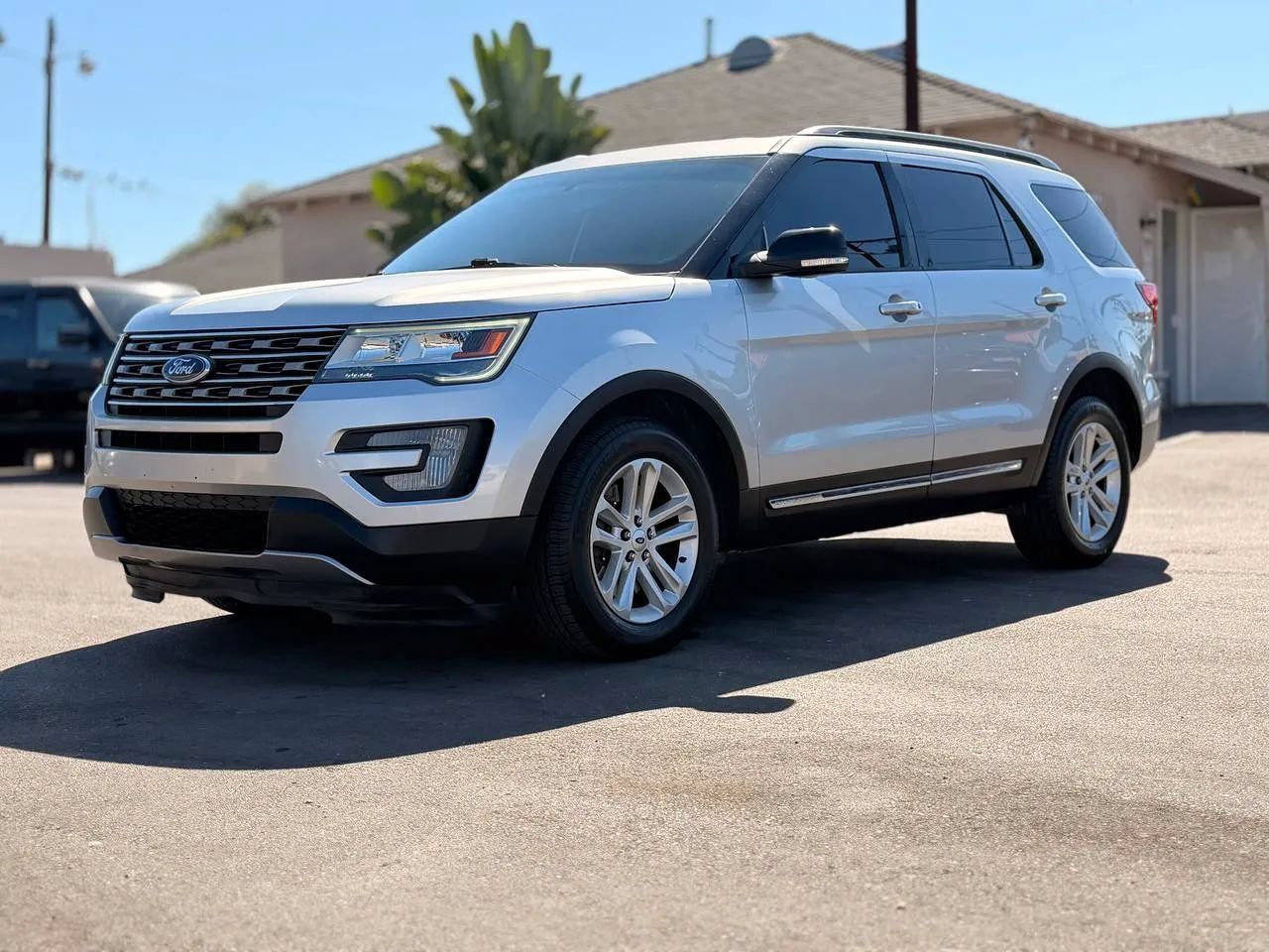 Used 2017 Ford Explorer XLT FWD image 6