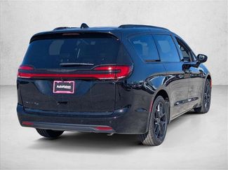 New 2026 Chrysler Pacifica Select video 2