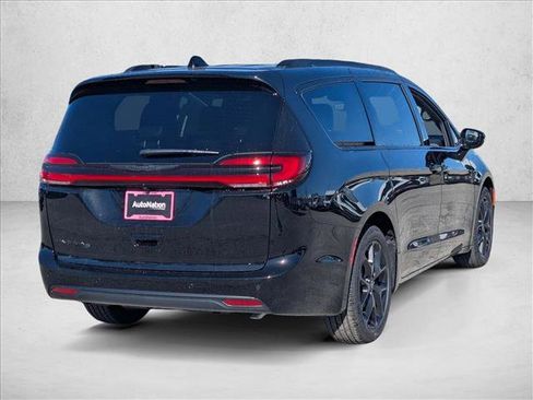 New 2026 Chrysler Pacifica Select image 2