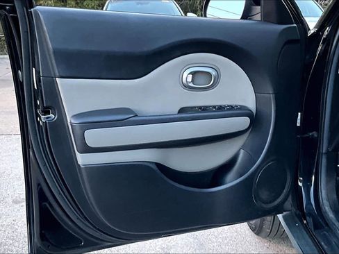 Used 2016 Kia Soul + image 19