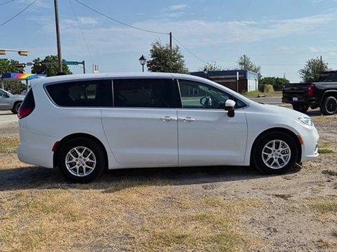 Used 2023 Chrysler Pacifica Touring-L FWD image 9