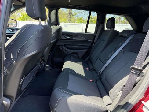 Used 2025 Jeep Grand Cherokee Laredo X w/ Luxury Tech Group I AWD/4WD image 18