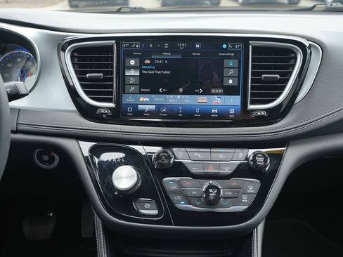 Used 2025 Chrysler Pacifica Limited FWD image 29