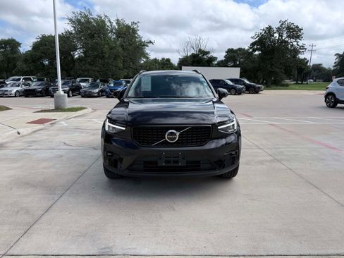 Certified 2025 Volvo XC40 B5 Plus AWD/4WD image 9