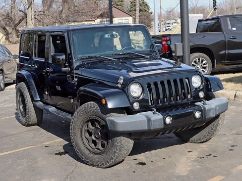 Used 2018 Jeep Wrangler Unlimited Sahara AWD/4WD image 8