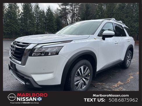 New 2025 Nissan Pathfinder SL image 3