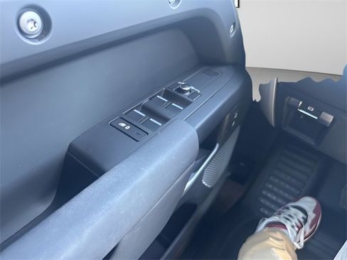 Used 2022 Land Rover Defender 110 image 23