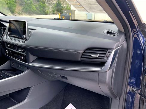 Used 2025 Nissan Rogue SV FWD image 17
