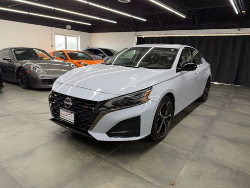 Used 2024 Nissan Altima 2.5 SR w/ SR Premium Package image 1