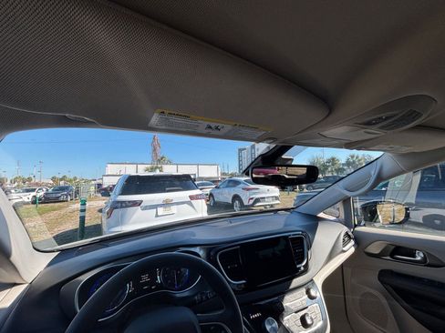 Used 2024 Chrysler Pacifica Touring-L image 35