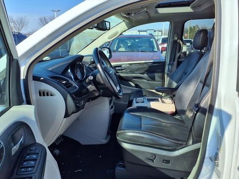 Used 2016 Chrysler Town & Country Touring-L image 16