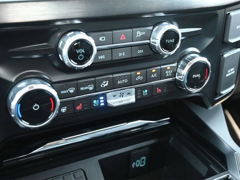 New 2026 Ford F250 Lariat w/ Black Appearance Package image 40