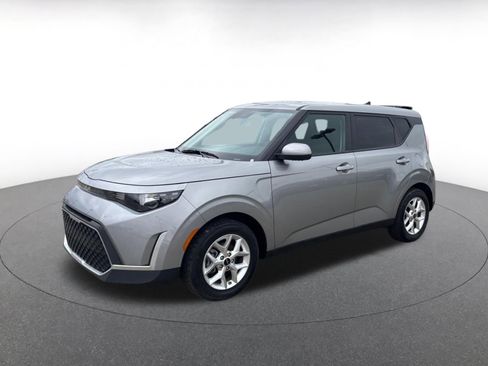 Used 2025 Kia Soul LX w/ LX Technology Package FWD image 4