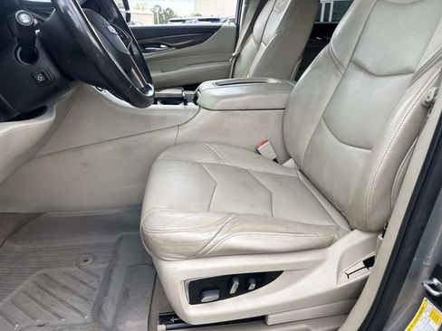 Used 2019 Cadillac Escalade Luxury AWD/4WD image 22