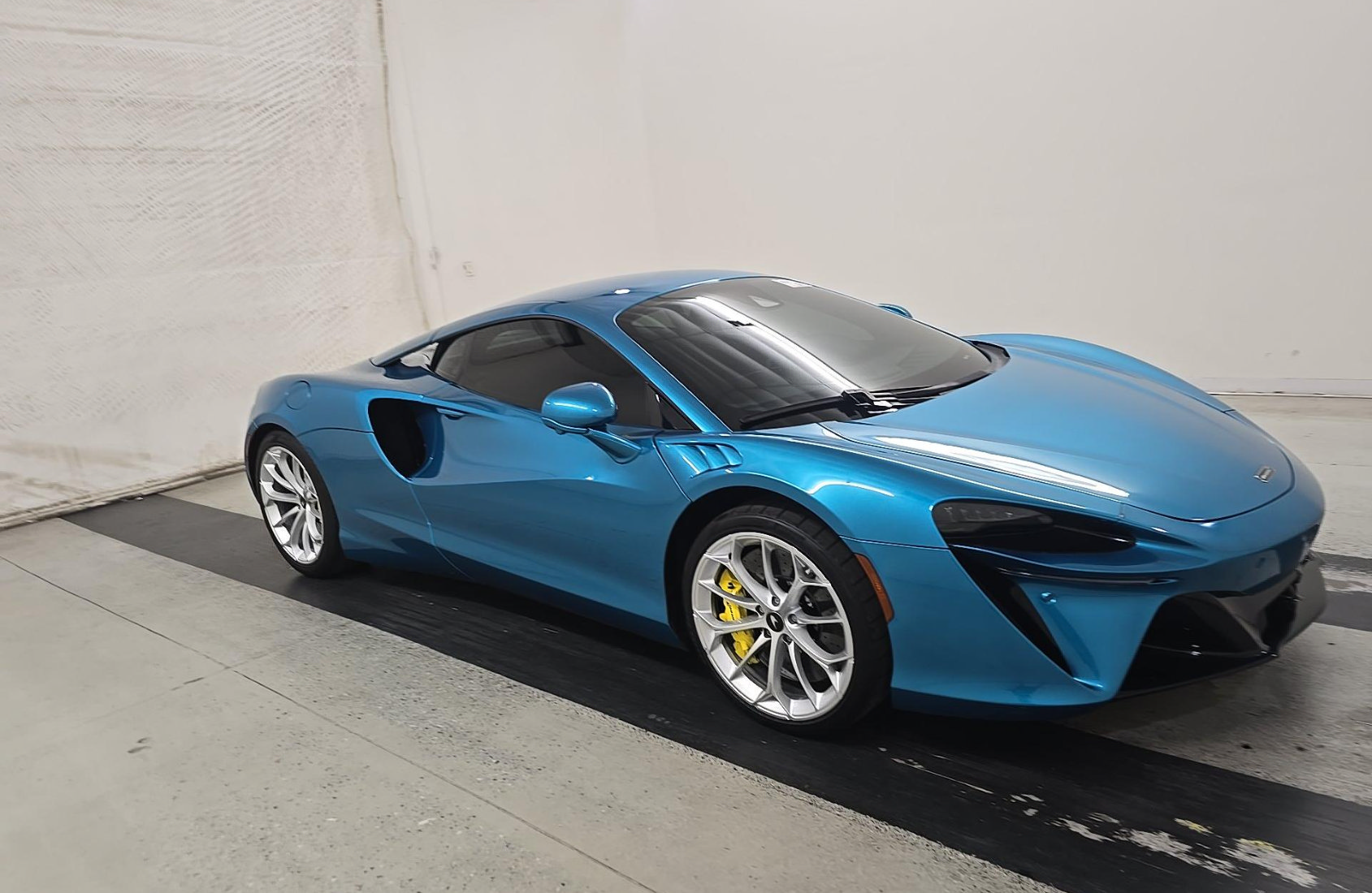 Used 2024 McLaren Artura RWD image 2