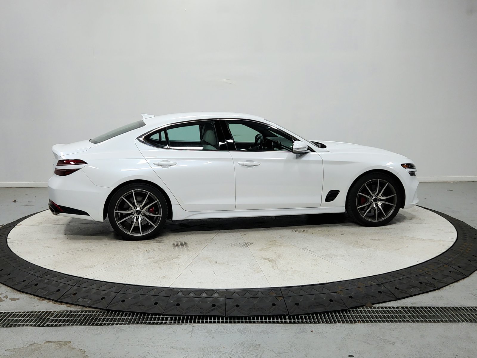Used 2025 Genesis G70 2.5T RWD image 9