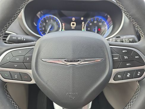 Used 2024 Chrysler Pacifica Touring-L FWD image 19