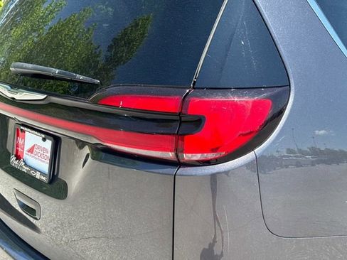 Used 2023 Chrysler Pacifica Touring-L FWD image 12