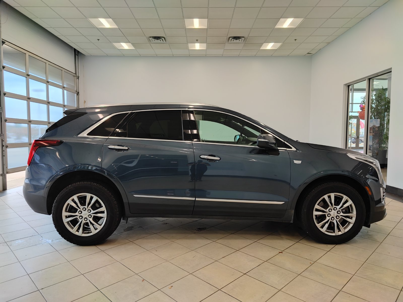 Used 2020 Cadillac XT5 Premium Luxury FWD image 2