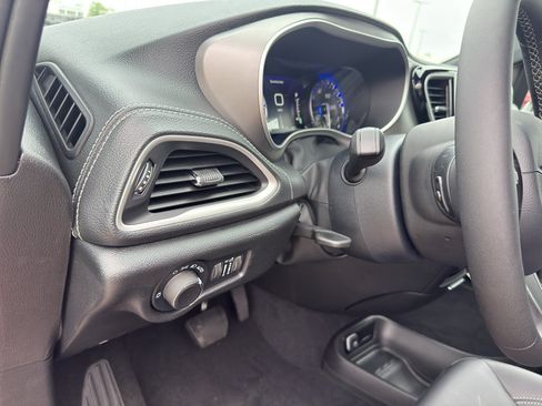 New 2027 Chrysler Pacifica Select w/ Family Tech Group AWD/4WD image 14
