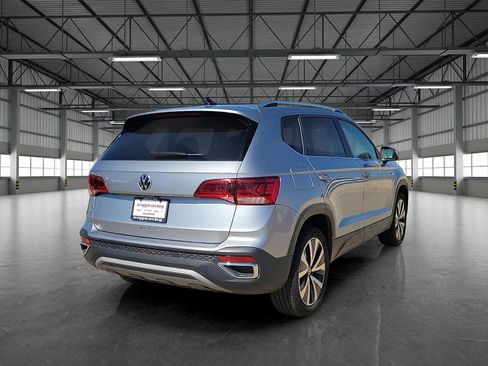 Used 2024 Volkswagen Taos SE image 4