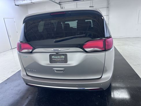 Used 2020 Chrysler Pacifica Touring-L FWD image 13