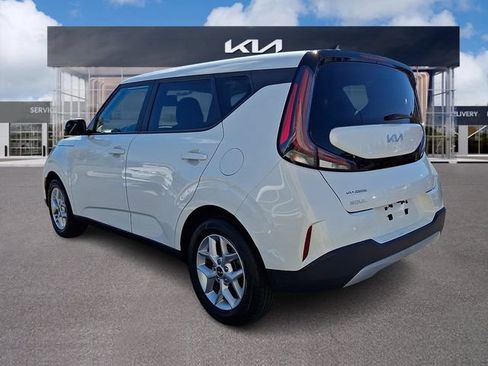 Used 2023 Kia Soul LX w/ LX Technology Package FWD image 4