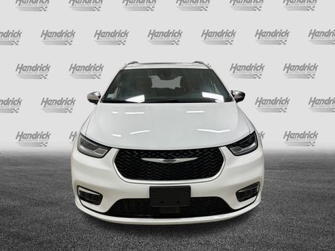 Used 2023 Chrysler Pacifica Pinnacle image 3