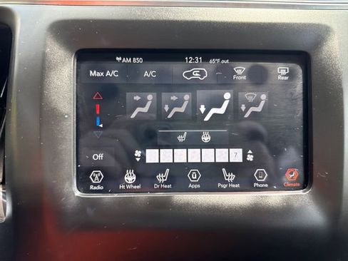 Used 2019 Jeep Cherokee Latitude Plus w/ Cold Weather Group AWD/4WD image 17