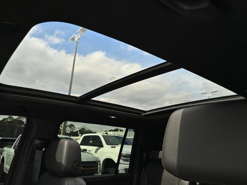 Used 2022 Chevrolet Suburban Z71 w/ Luxury Package image 9