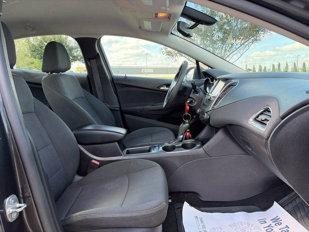 Used 2017 Chevrolet Cruze LT FWD image 23
