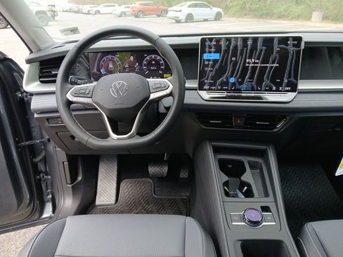 New 2026 Volkswagen Tiguan SE image 13