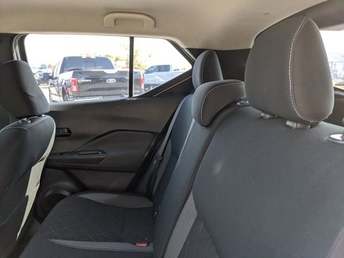 Used 2018 Nissan Kicks S image 15