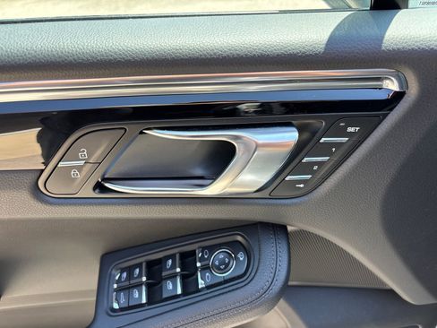 Certified 2025 Porsche Macan AWD/4WD image 19