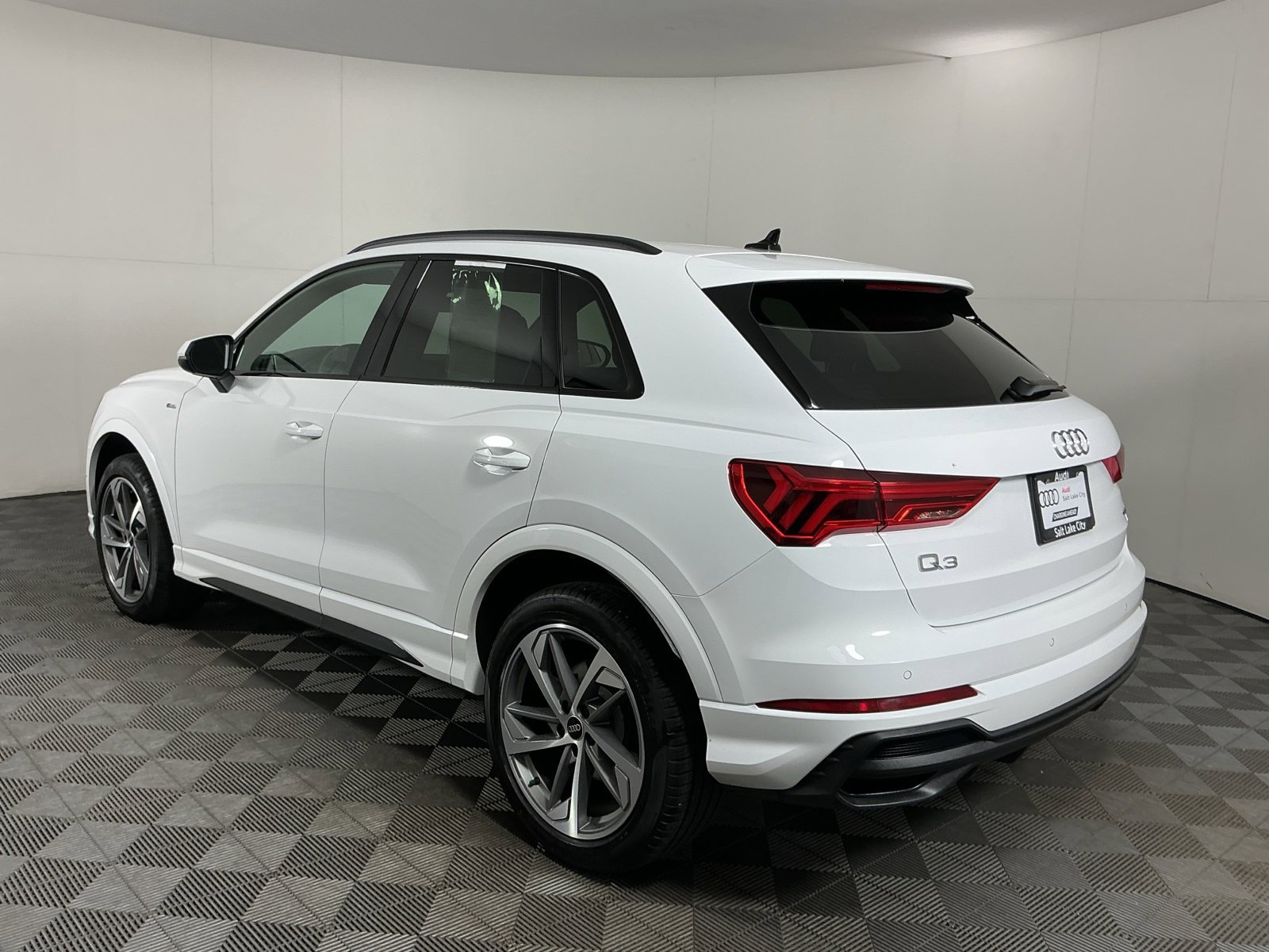 Used 2025 Audi Q3 2.0T Premium w/ Convenience Plus Package AWD/4WD image 6