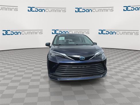 Used 2024 Toyota Sienna LE image 3