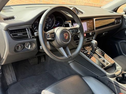 Certified 2025 Porsche Macan AWD/4WD image 4