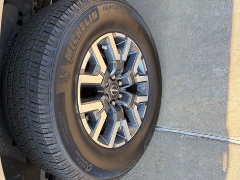 Used 2024 Nissan Frontier SL image 9