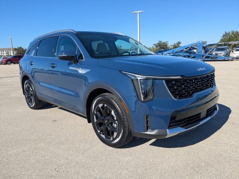 Certified 2025 Kia Sorento S w/ Panoramic Sunroof Package image 2