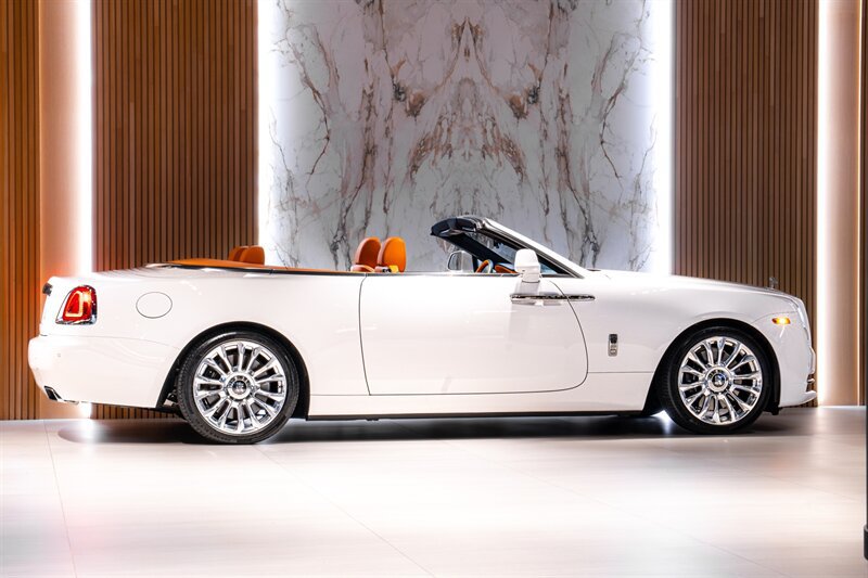 Used 2021 Rolls-Royce Dawn RWD image 9
