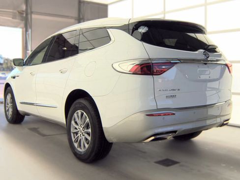 Used 2023 Buick Enclave Essence FWD image 3
