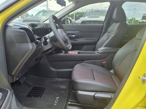 Used 2025 Nissan Kicks SR FWD image 10