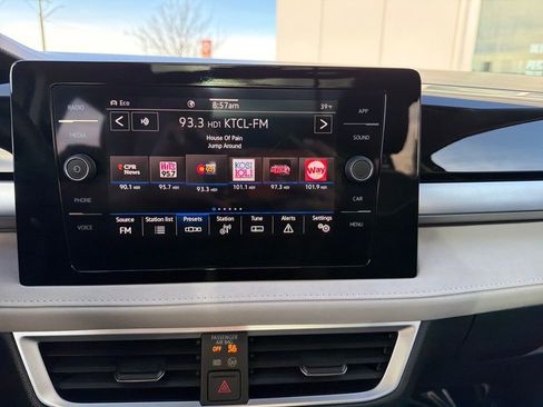 Certified 2025 Volkswagen Taos SE image 20