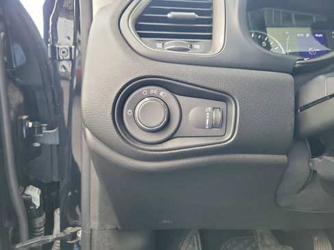 Used 2023 Jeep Renegade Latitude AWD/4WD image 16