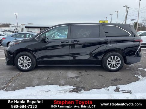Used 2024 Toyota Sienna LE image 5