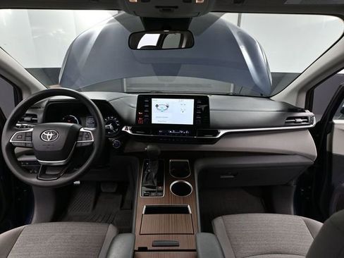 Used 2021 Toyota Sienna LE image 24