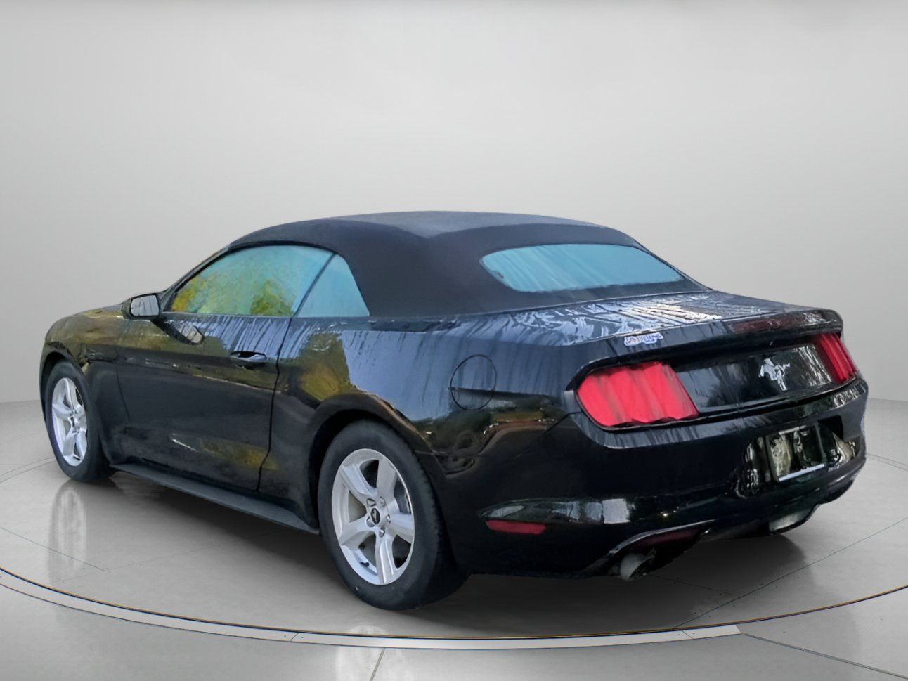 Used 2016 Ford Mustang Convertible RWD image 21