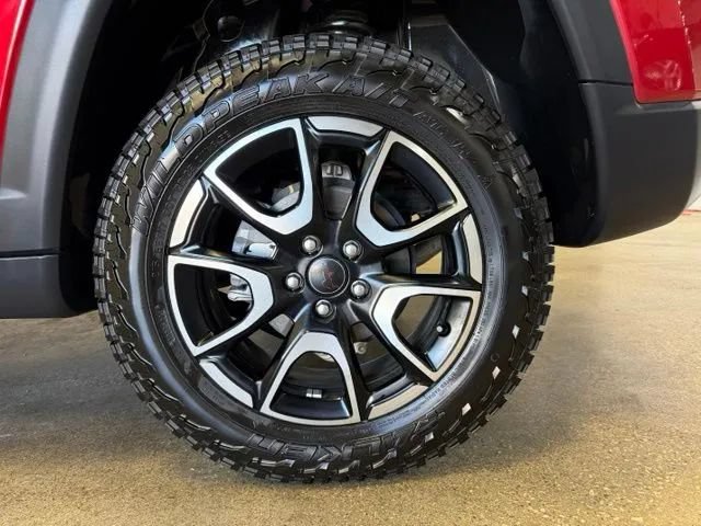 Used 2025 Jeep Compass Trailhawk w/ Trailhawk Convenience Group AWD/4WD image 29