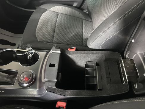 Used 2017 Ford Explorer XLT image 18